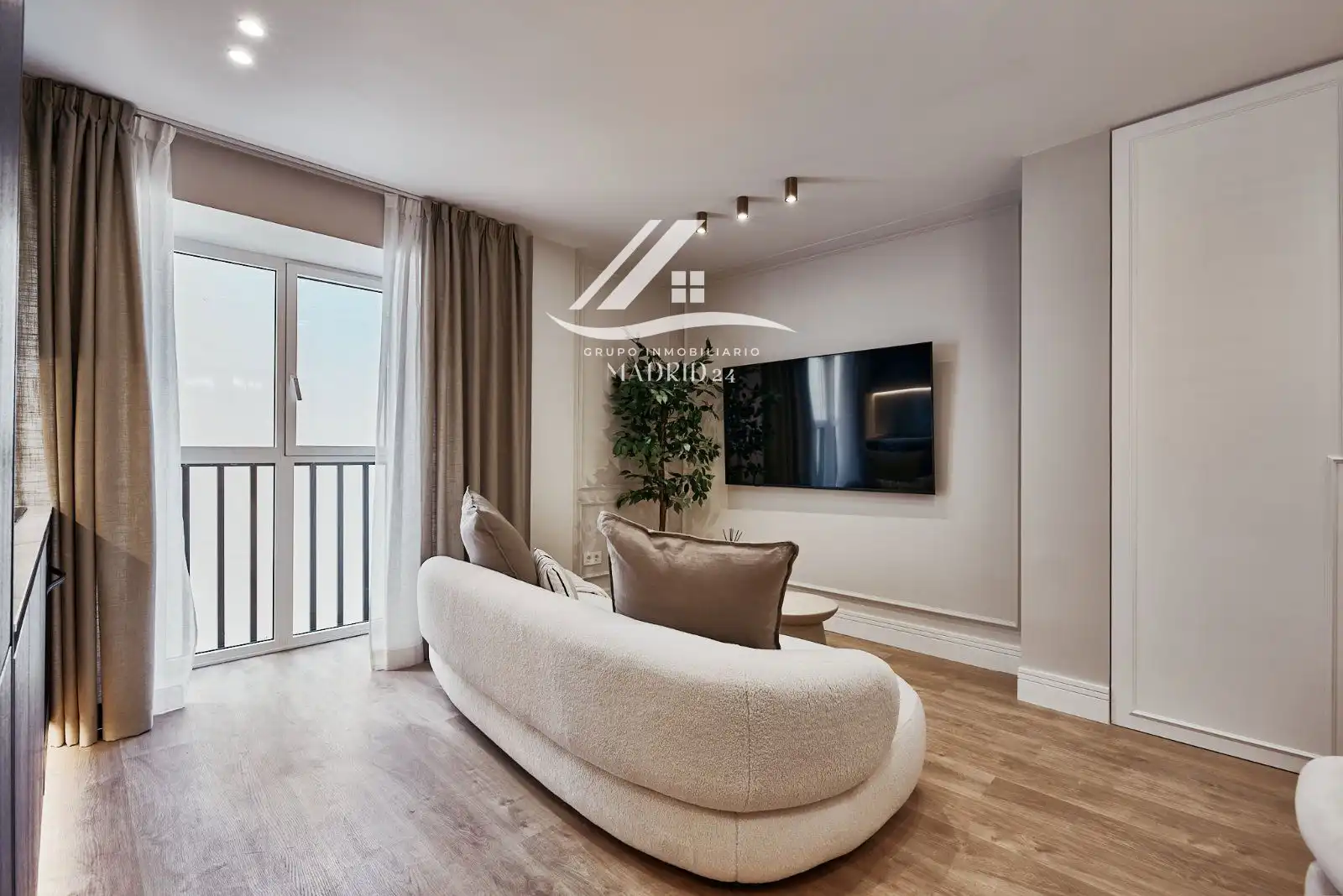 Piso con ascensor en venta en Calle de Piamonte, imagen 3