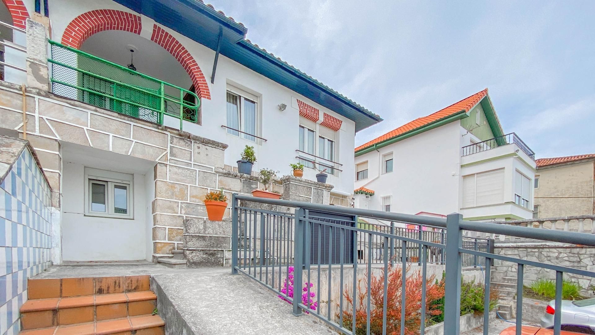 Vista exterior de Casa adosada en venda en Santander amb Calefacció, Terrassa i Traster