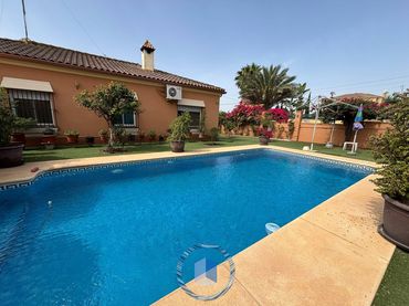 Chalet con piscina en venta en Urbanización federico Echaguy