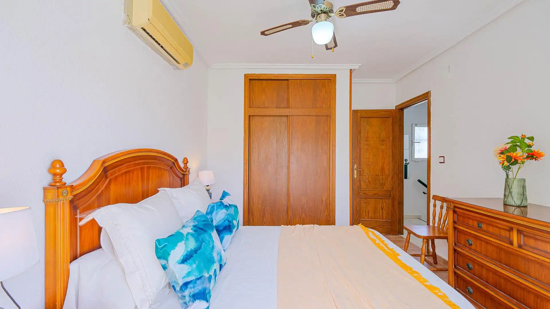 Habitación de Casa adosada en venta en Orihuela con Aire acondicionado, Calefacción y Jardín privado