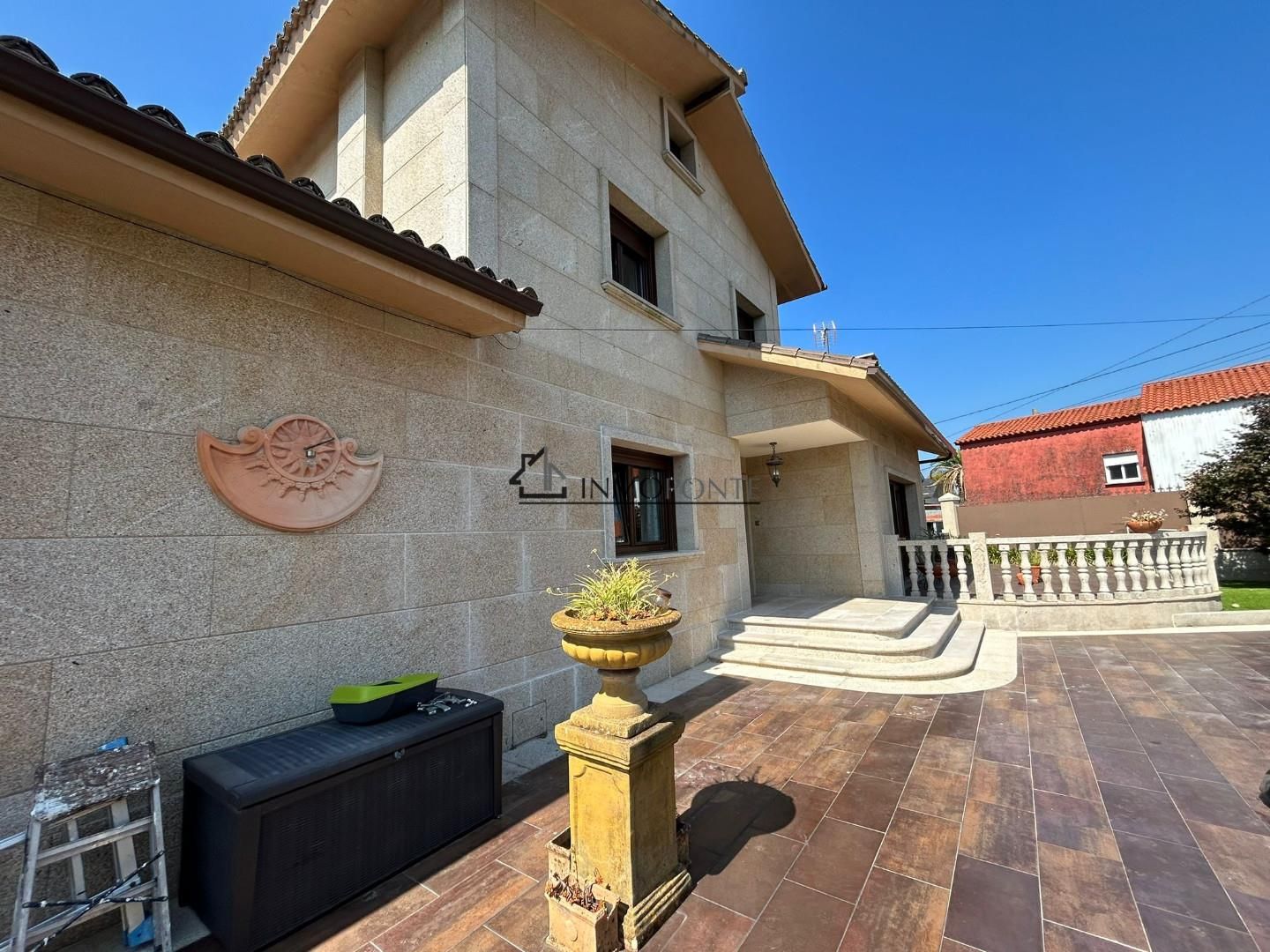 Vista exterior de Casa o xalet en venda en Vilagarcía de Arousa amb Jardí privat