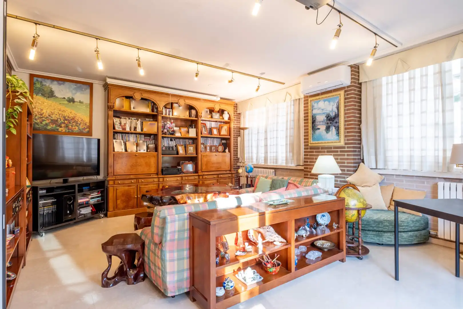 Living room of Detached homes for sale in Zaragoza  with Air Conditioner, Heating and Community pool