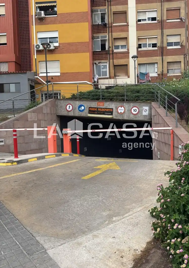 Parking de Piso en venta en Badalona con Calefacción y Balcón