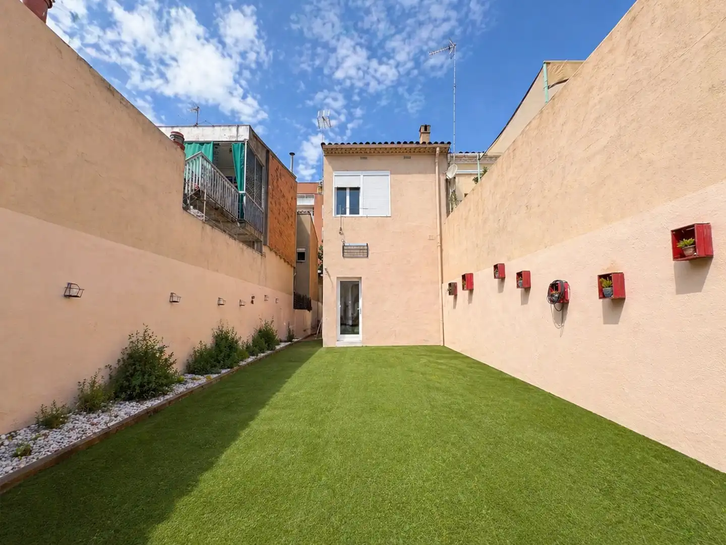 Vista exterior de Casa adosada en venda en Montcada i Reixac amb Aire condicionat, Calefacció i Jardí privat