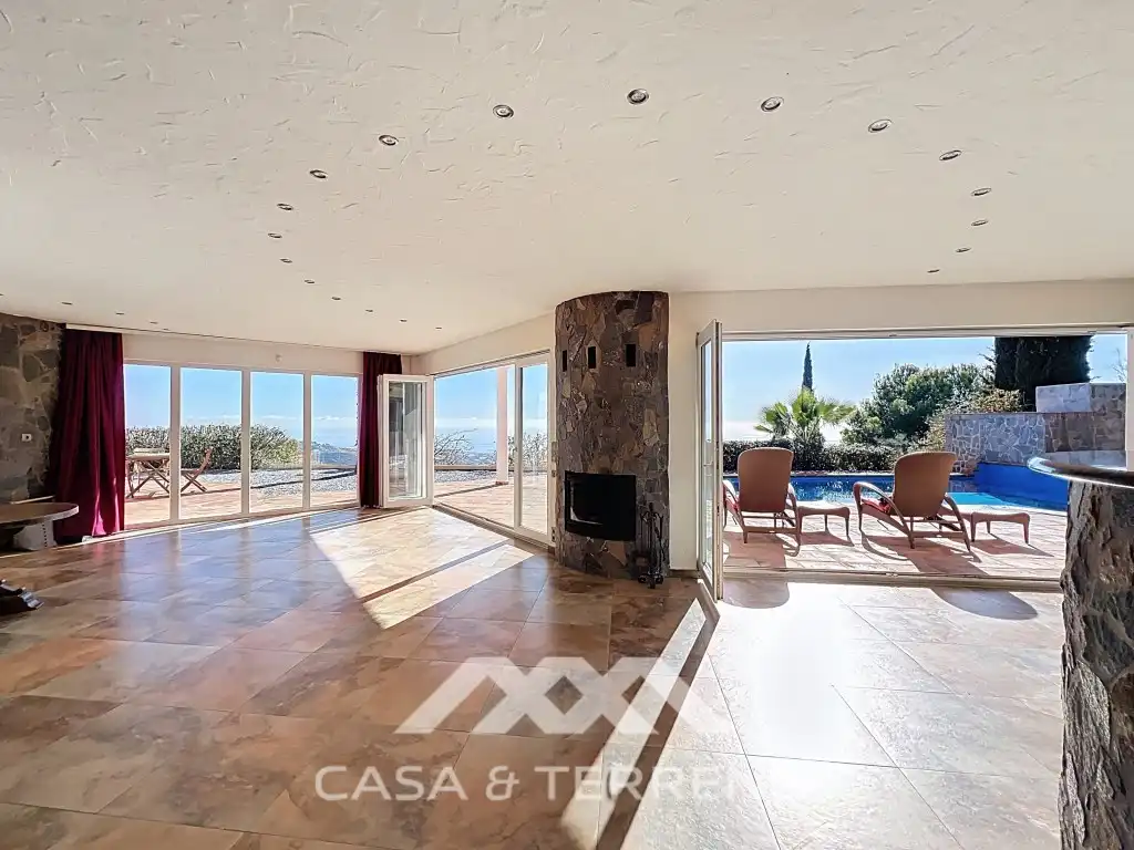 Vista exterior de Casa o xalet en venda en Algarrobo amb Jardí privat, Terrassa i Piscina