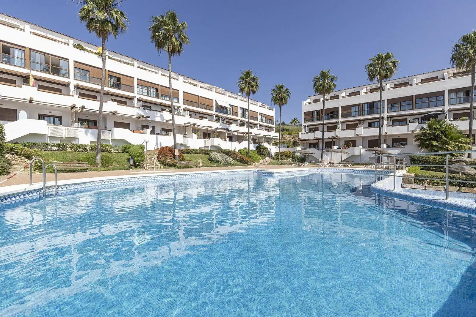 Dúplex con piscina en venta en Calle Edimburgo de Mijas Golf 40
