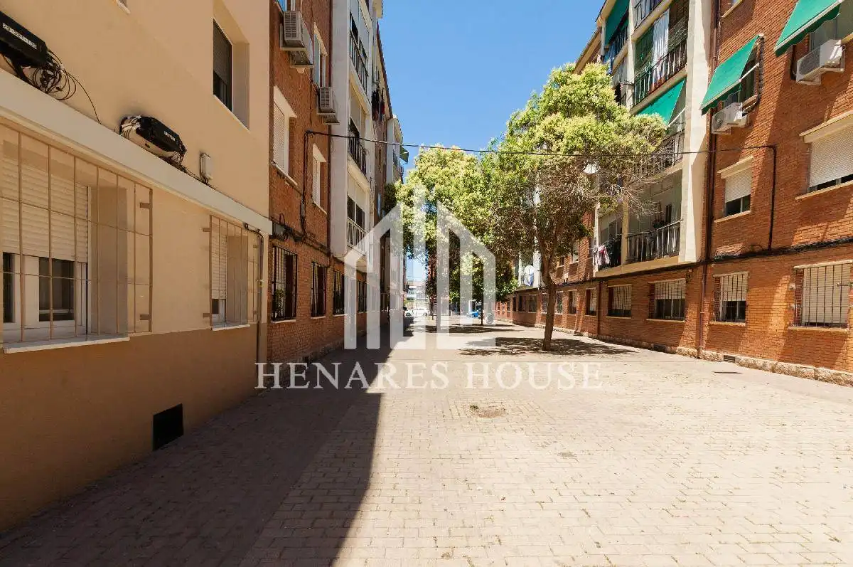 Vista exterior de Pis en venda en Alcalá de Henares amb Calefacció