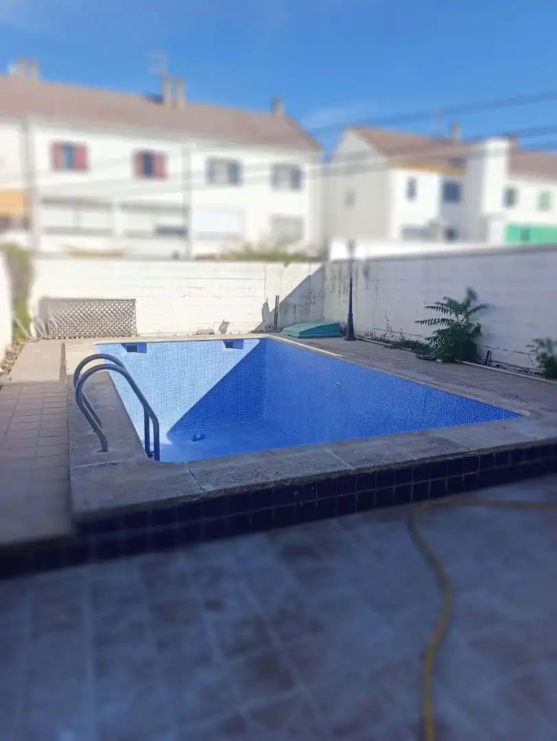 Chalet con piscina en venta en Calle Escultor García Corona
