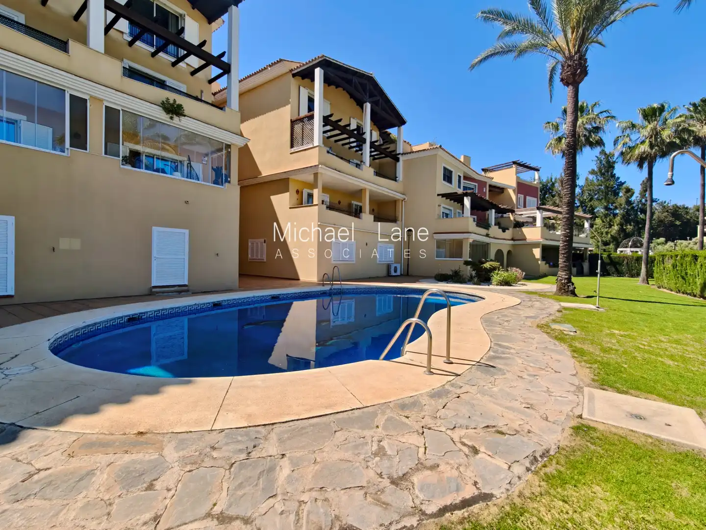 Außenansicht von Wohnung zum Verkauf in Sotogrande mit Klimaanlage, Privatgarten und Terrasse