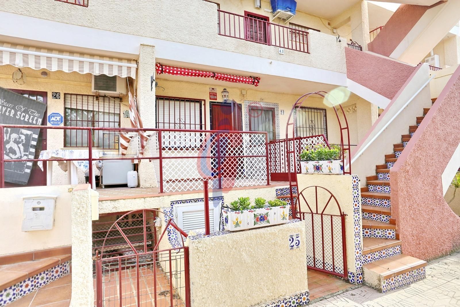 Vista exterior de Casa o xalet en venda en Guardamar del Segura amb Calefacció, Terrassa i Piscina comunitària
