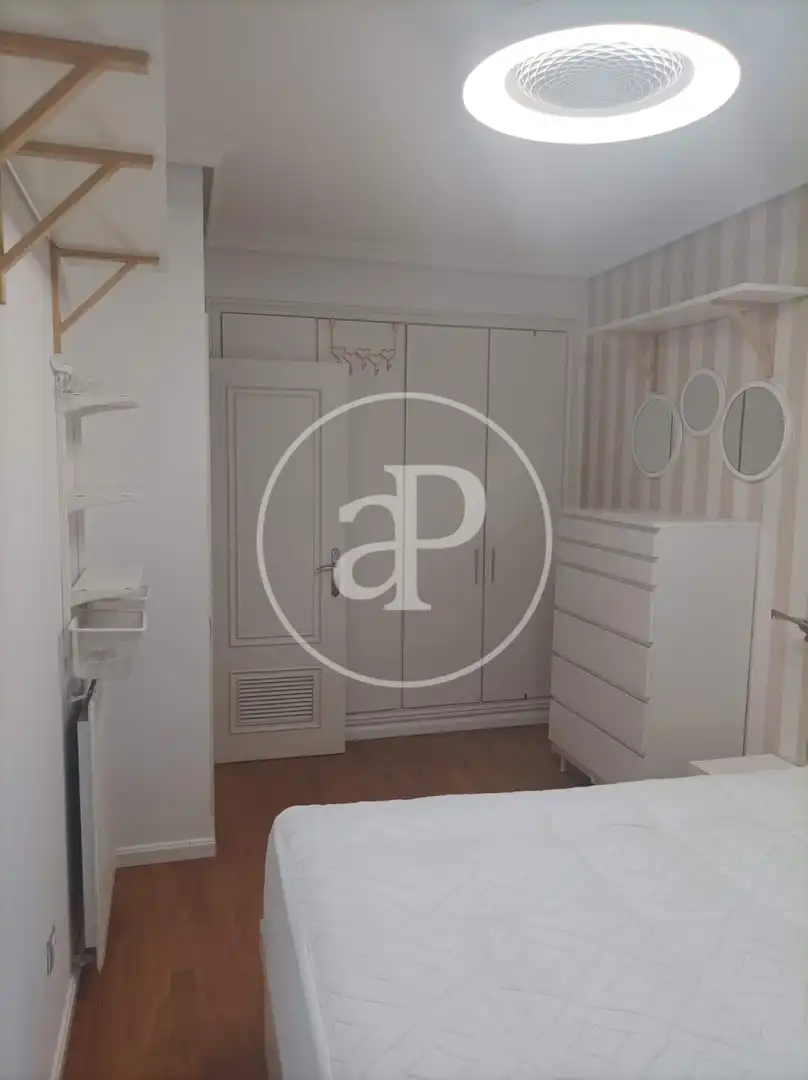 Schlafzimmer von Wohnung zur Miete in Valencia mit Klimaanlage, Möbliert und Balkon