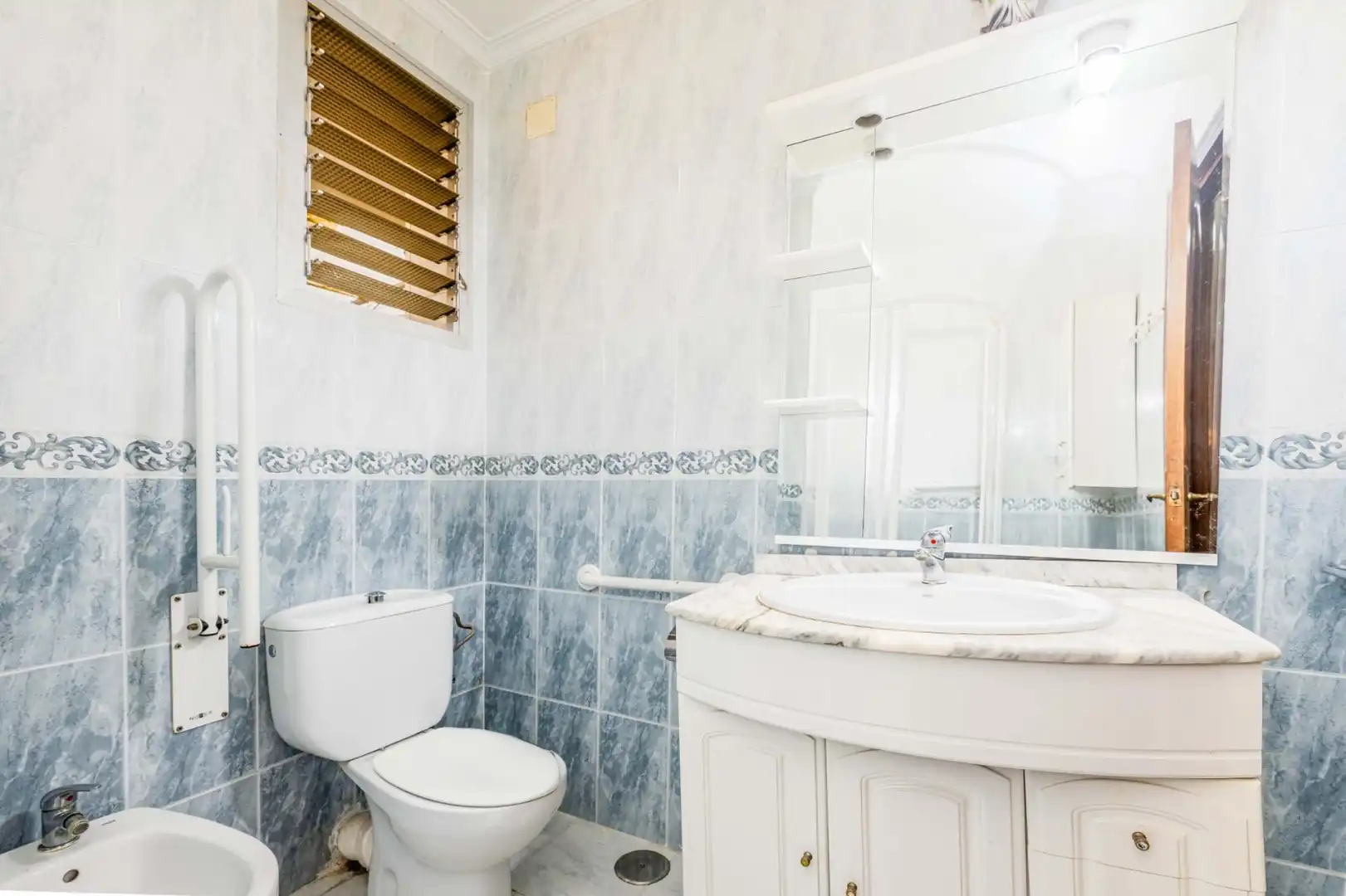 Bathroom of Flat for sale in Sevilla  with Air Conditioner