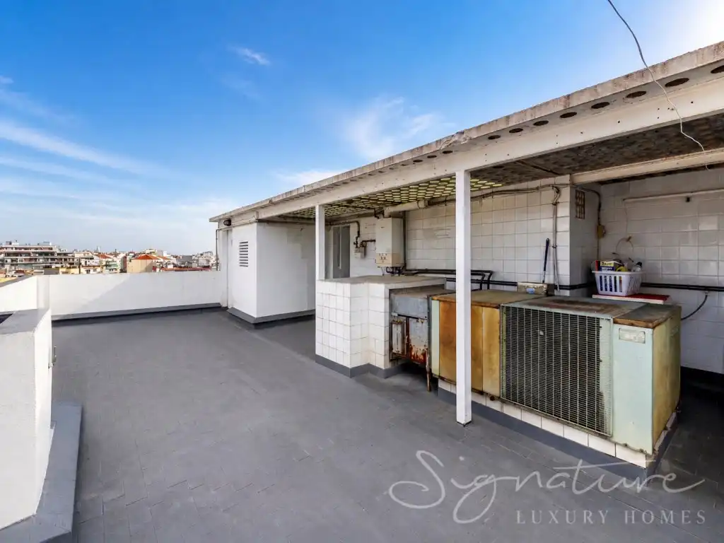 Vista exterior de Edificio en venta en L'Hospitalet de Llobregat