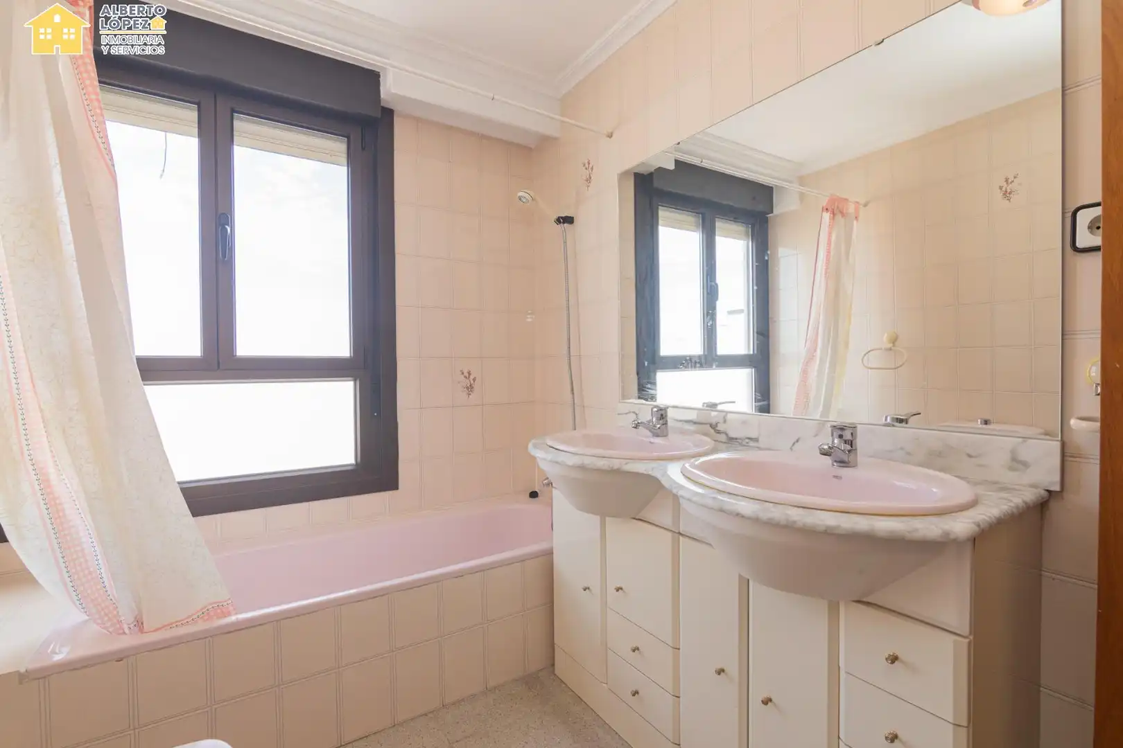 Bany de Apartament en venda en Elche / Elx amb Terrassa i Balcó