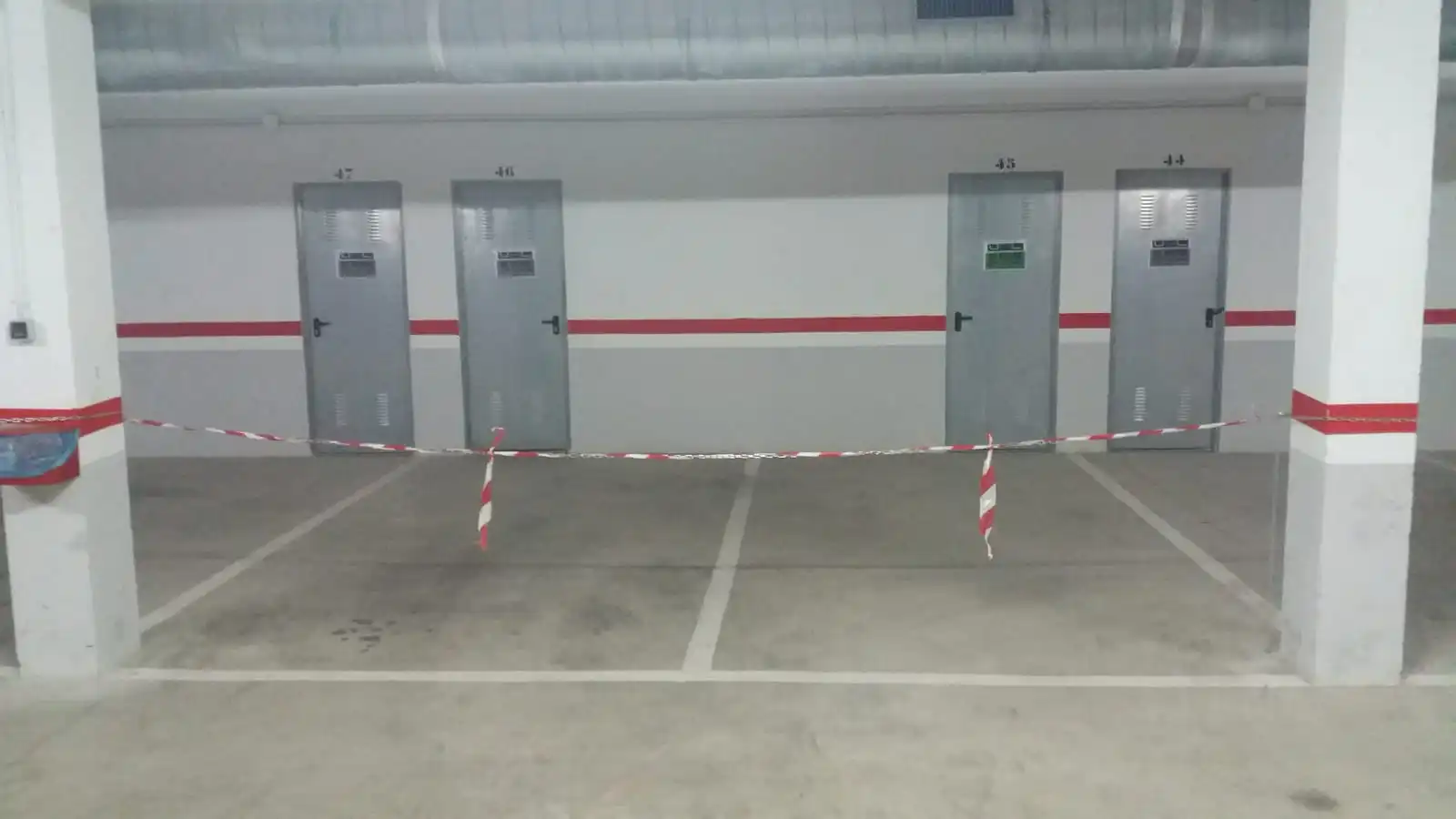 Parkplatz von Garage zum Verkauf in Enix