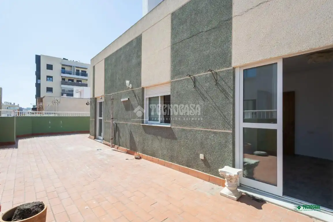 Piso en venta en Almería con Terraza