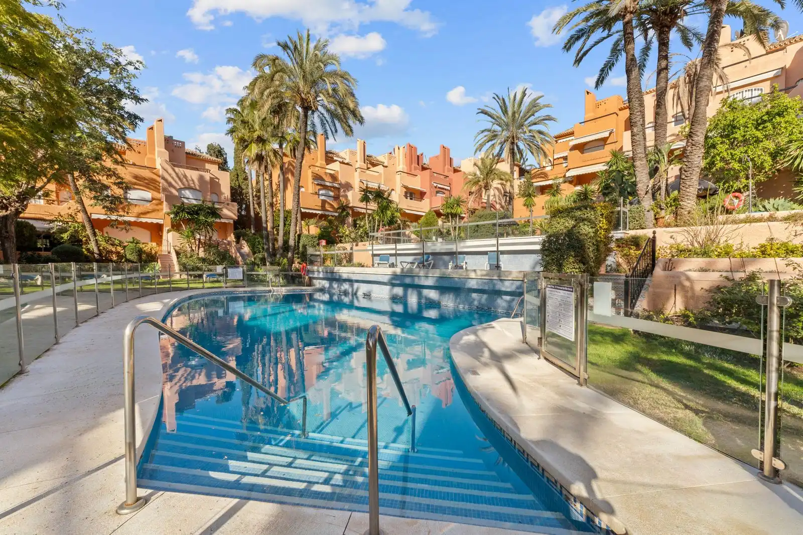 Vista exterior de Casa adosada en venda en Marbella amb Aire condicionat, Terrassa i Moblat