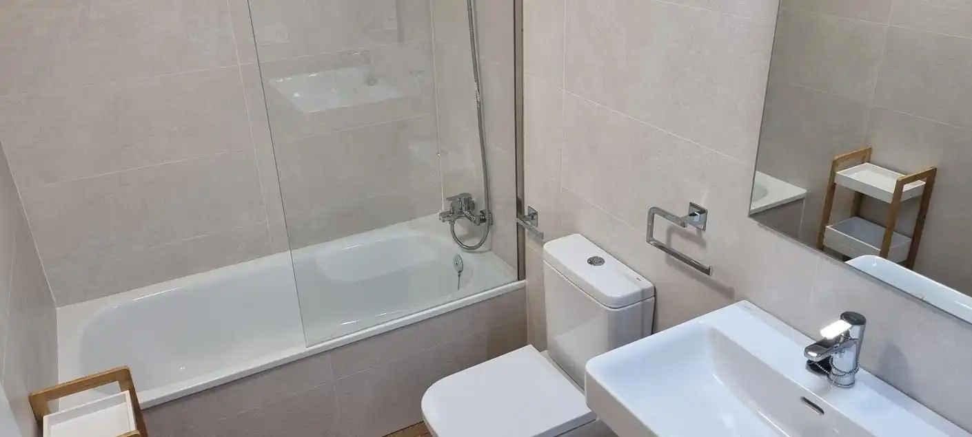 Bany de Apartament de lloguer en Torrox amb Aire condicionat, Calefacció i Jardí privat