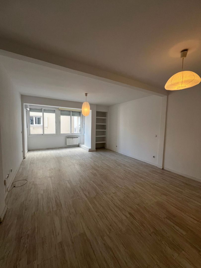 Living room of Flat to rent in  Madrid Capital  with Air Conditioner, Heating and Parquet flooring