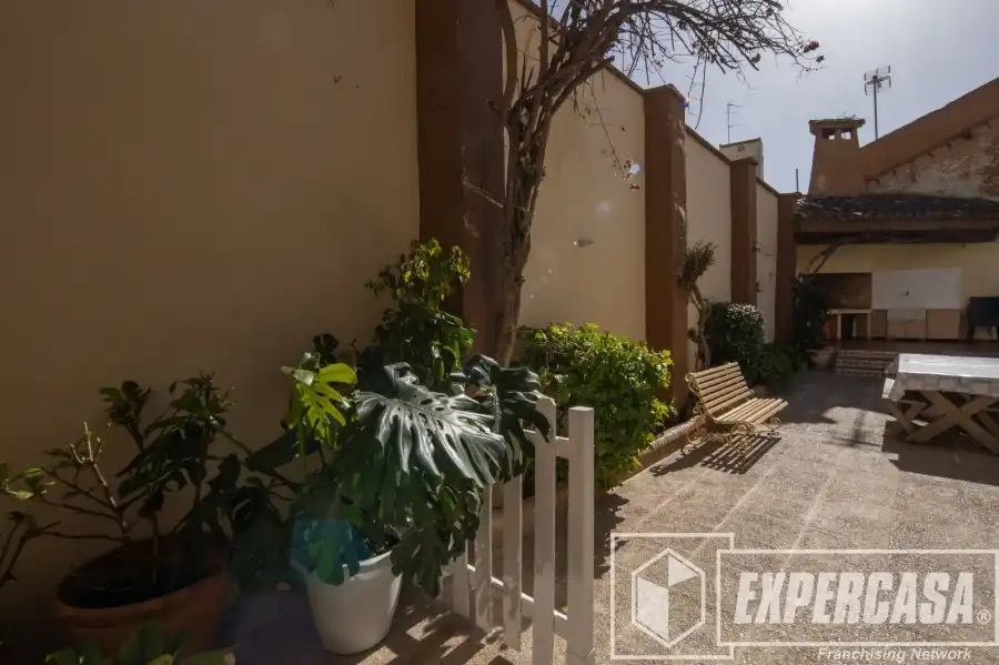 Vista exterior de Casa o xalet en venda en Alaquàs amb Aire condicionat, Terrassa i Piscina