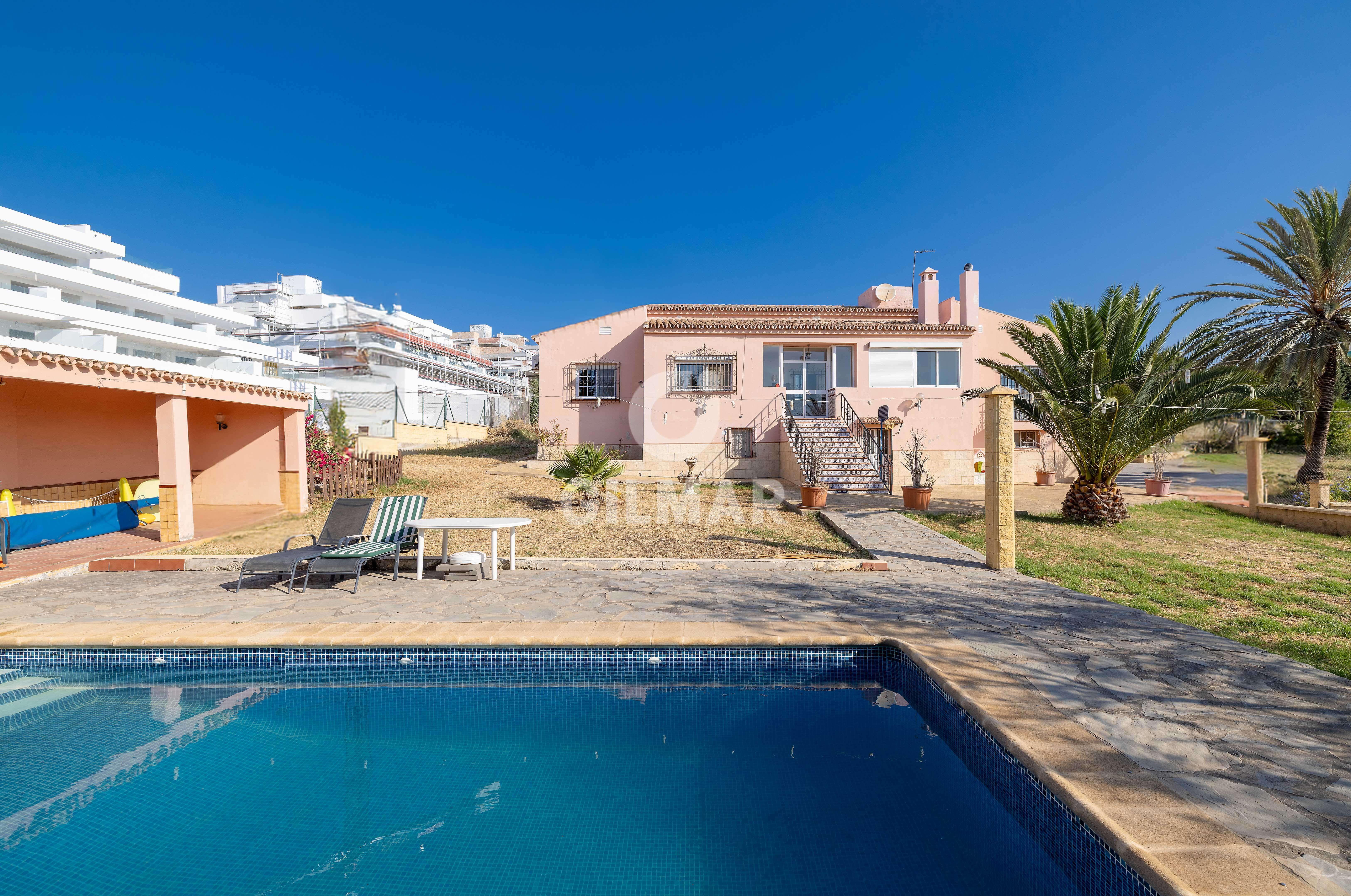 Vista exterior de Casa o xalet en venda en Estepona amb Calefacció, Jardí privat i Piscina