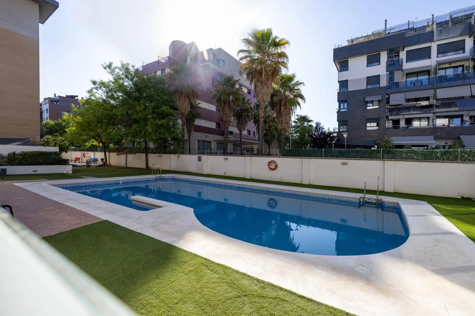 Piscina de Apartament en venda en Granada amb Aire condicionat, Calefacció i Jardí privat