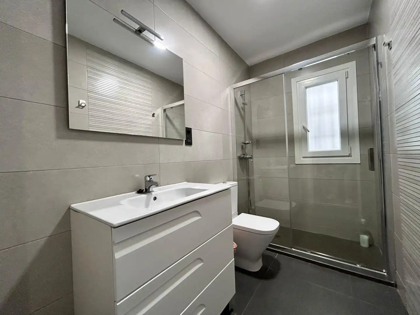 Badezimmer von Wohnung zur untervermieten in Almería mit Klimaanlage, Heizung und Möbliert