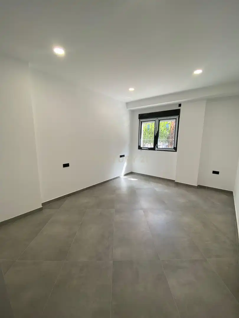Flat for sale in Granada  with Air Conditioner and Swimming Pool