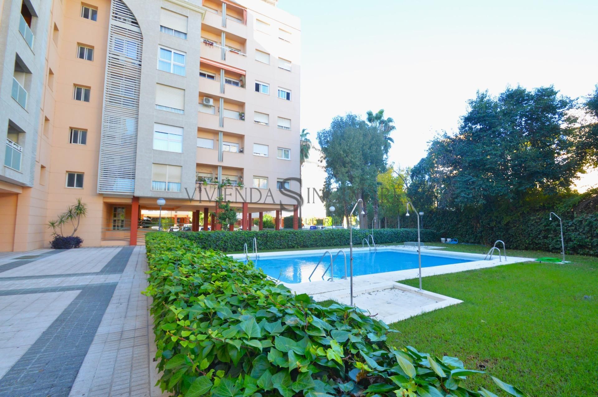 Swimming pool of Flat to rent in  Sevilla Capital  with Air Conditioner, Heating and Private garden