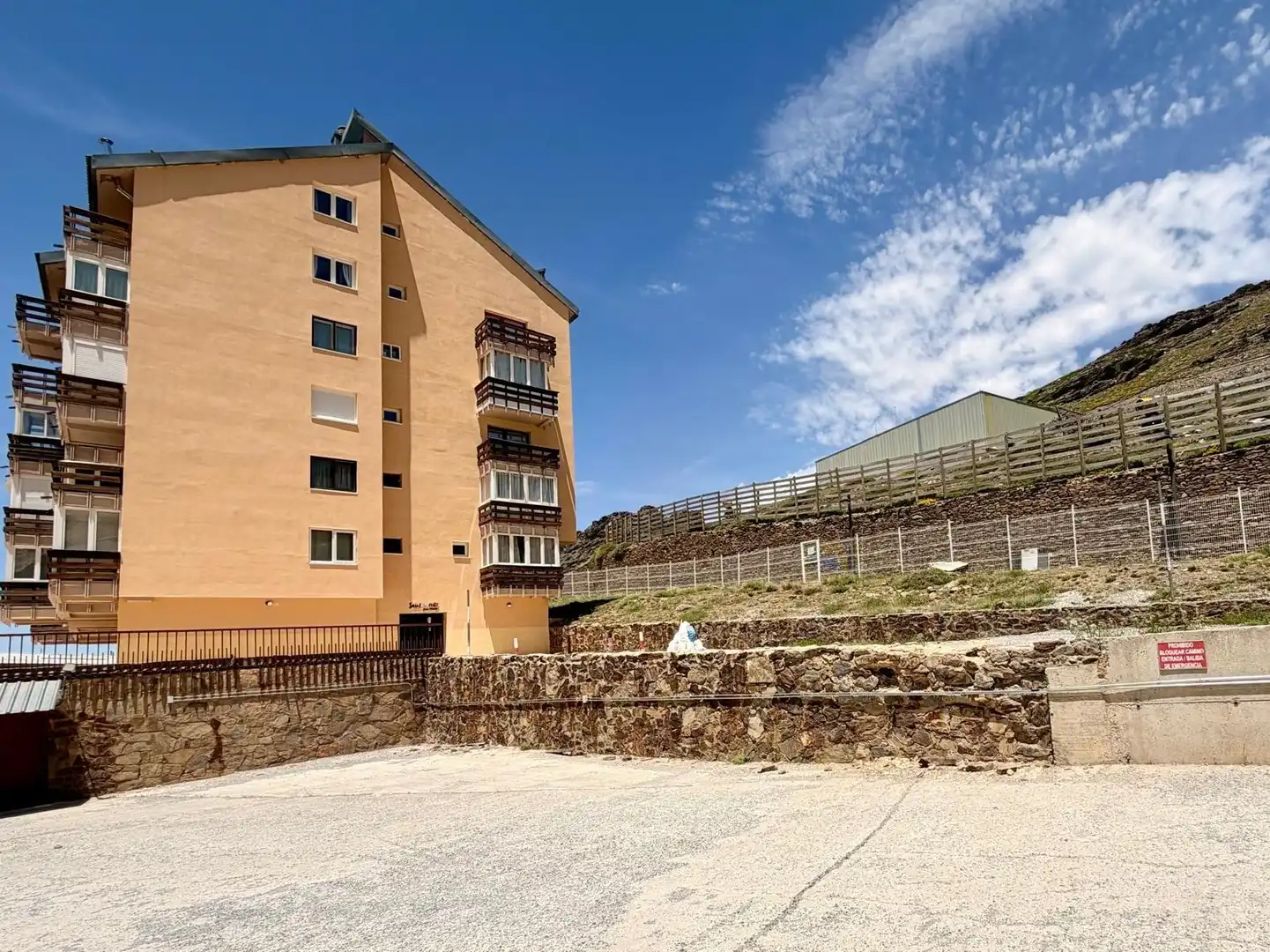 Vista exterior de Àtic en venda en Sierra Nevada amb Calefacció i Moblat