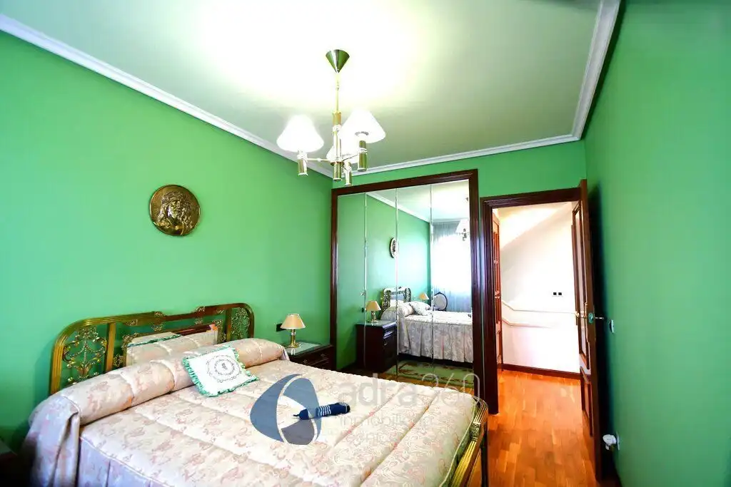 Habitación de Casa adosada en venta en Lardero con Calefacción, Terraza y Trastero