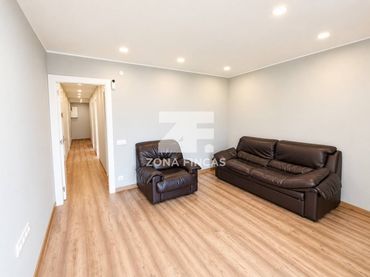 Piso con ascensor en venta en Avenida Santa Coloma 37