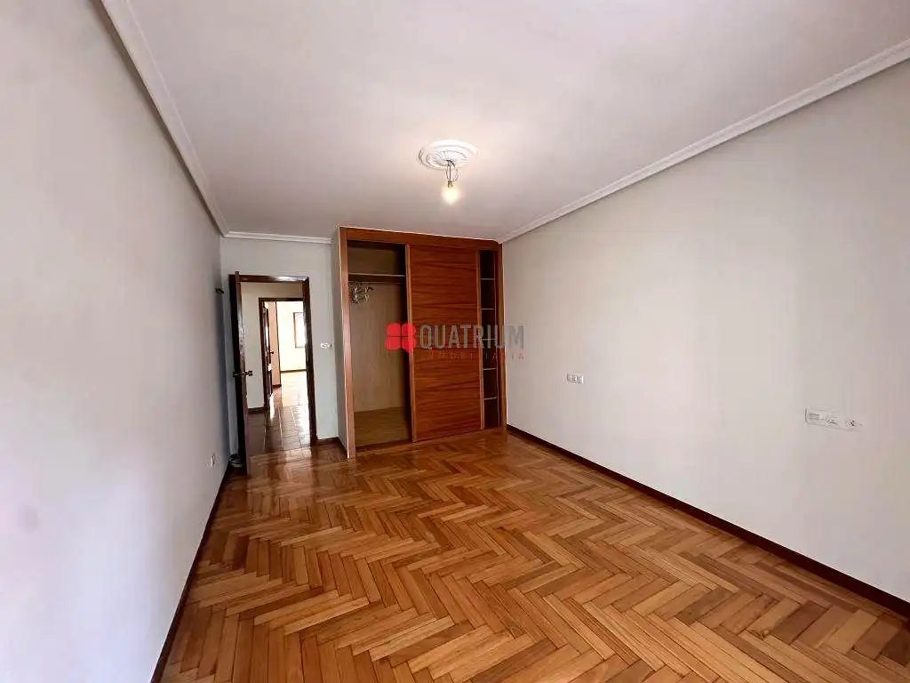 Habitación de Piso en venta en Ourense Capital  con Calefacción, Terraza y Trastero