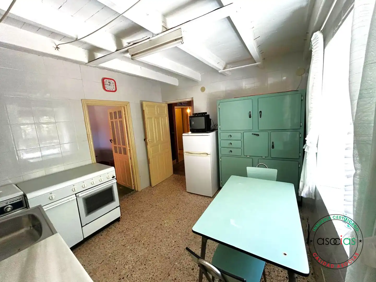 Cuina de Casa o xalet en venda en Villazanzo de Valderaduey amb Jardí privat, Terrassa i Moblat