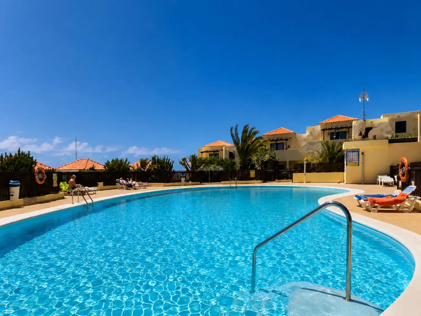 Schwimmbecken von Wohnung zum Verkauf in Antigua mit Privatgarten, Terrasse und Alarm