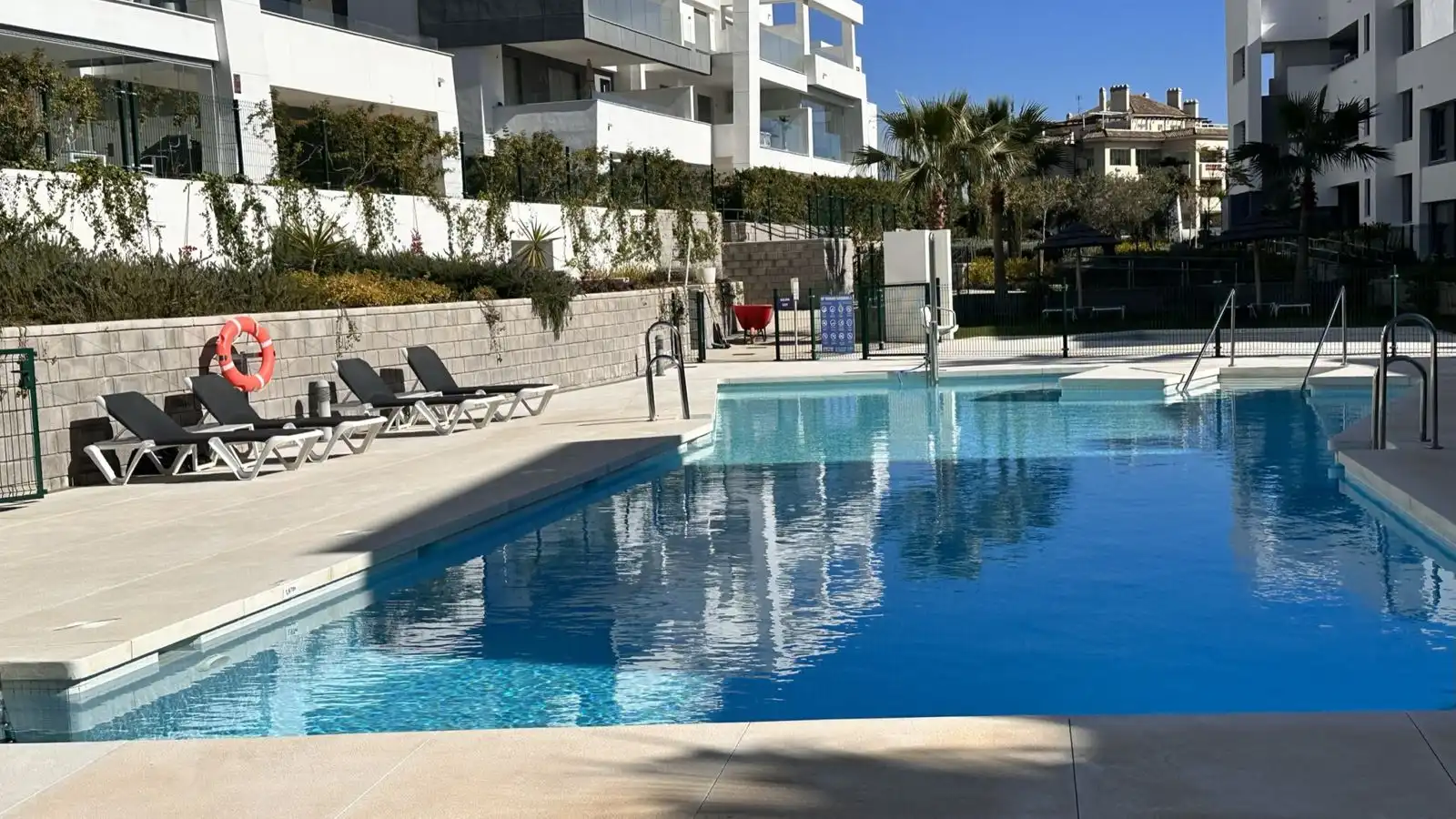 Piscina de Piso de alquiler en Estepona con Aire acondicionado, Terraza y Amueblado