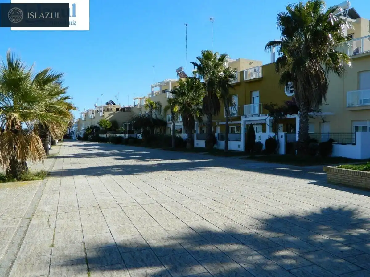 Vista exterior de Casa adosada en venda en Isla Cristina amb Terrassa, Traster i Moblat