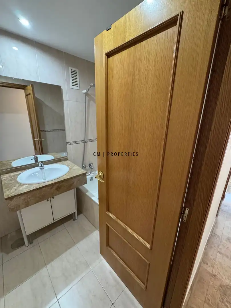Badezimmer von Wohnung zur Miete in Valencia mit Klimaanlage, Heizung und Terrasse