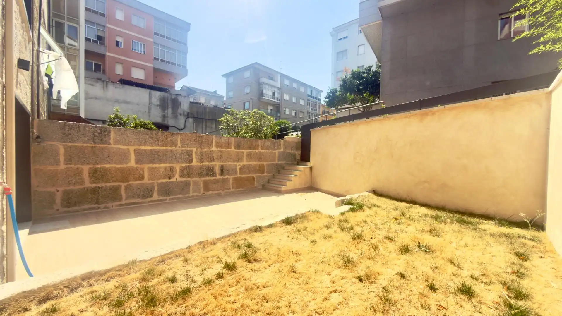 Vista exterior de Planta baja en venta en Ourense Capital  con Calefacción, Jardín privado y Terraza