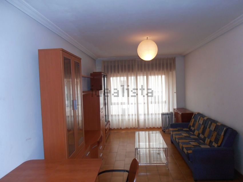 Dormitori de Apartament de lloguer en Oviedo  amb Calefacció i Moblat
