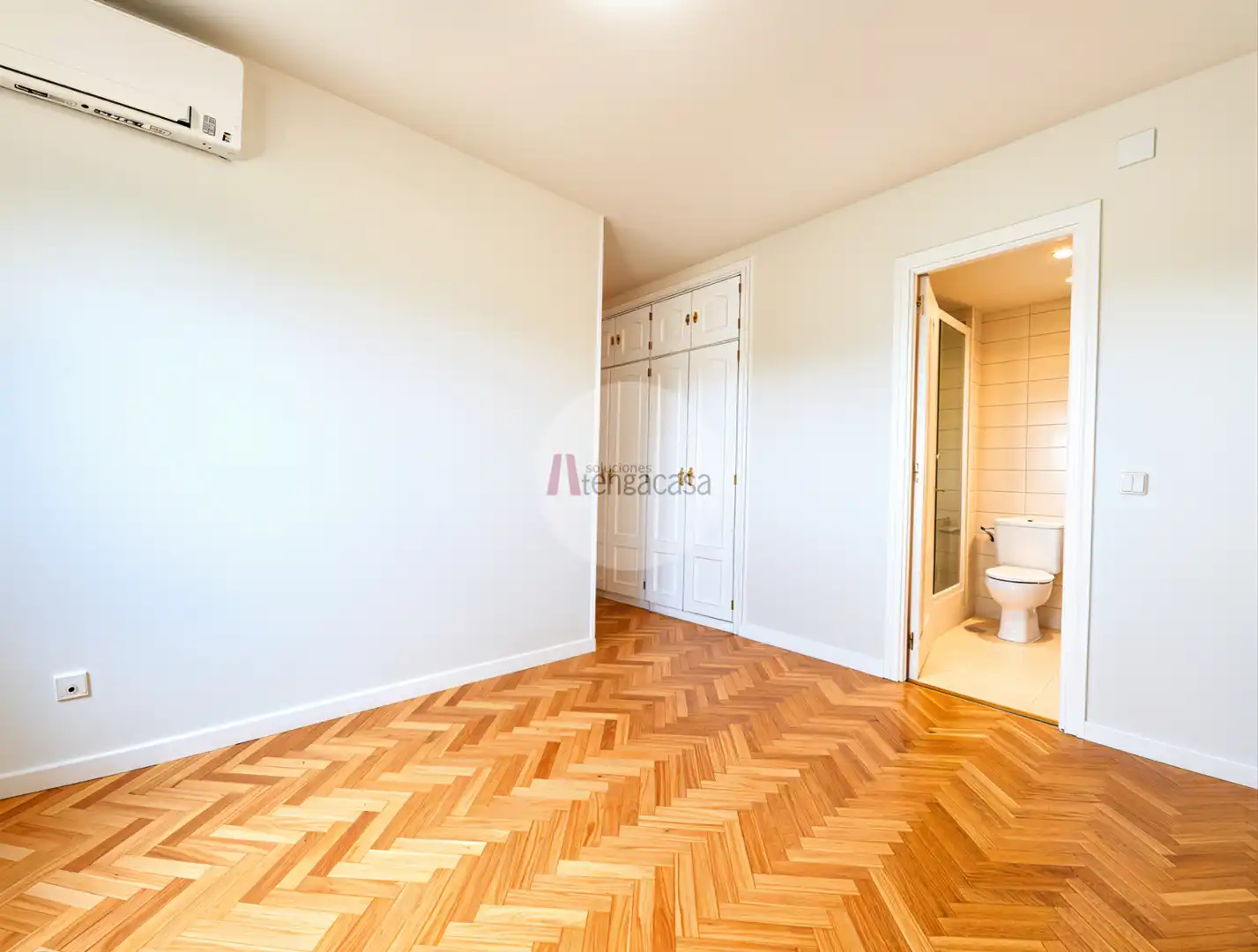 Bedroom of Attic for rent in Pozuelo de Alarcón  with Air Conditioner, Heating and Parquet flooring