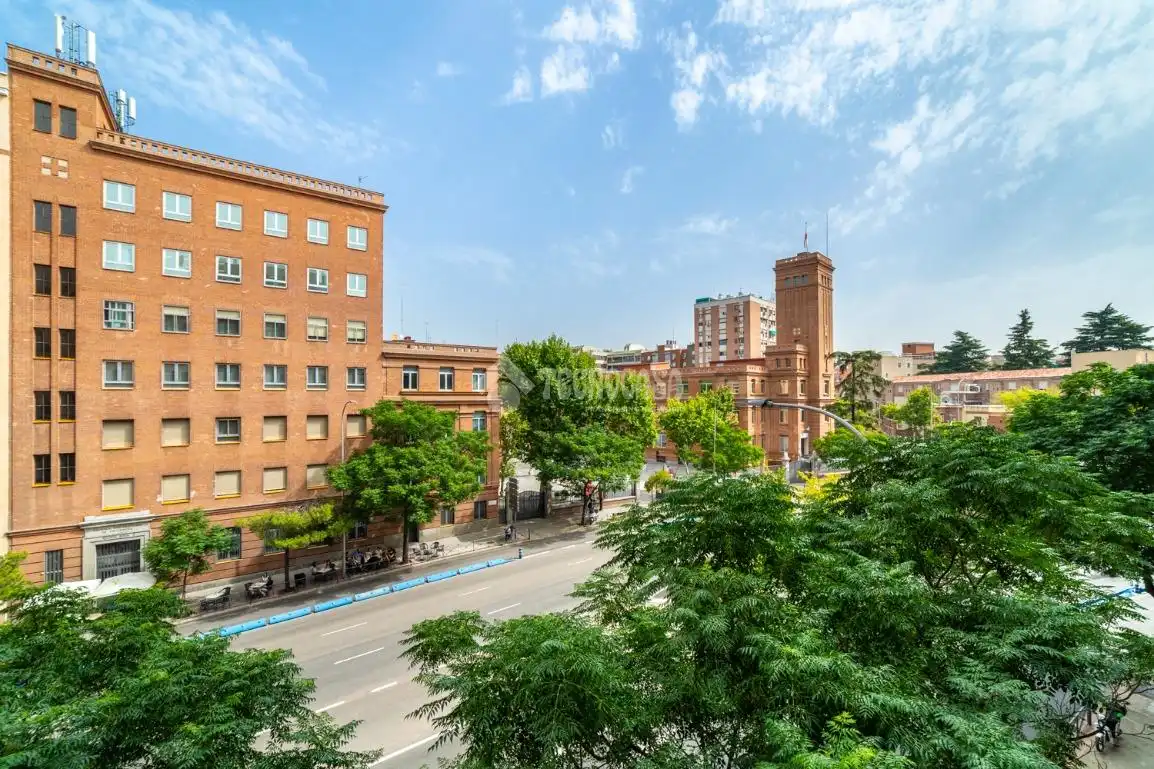 Außenansicht von Wohnung zum Verkauf in Madrid mit Parkett