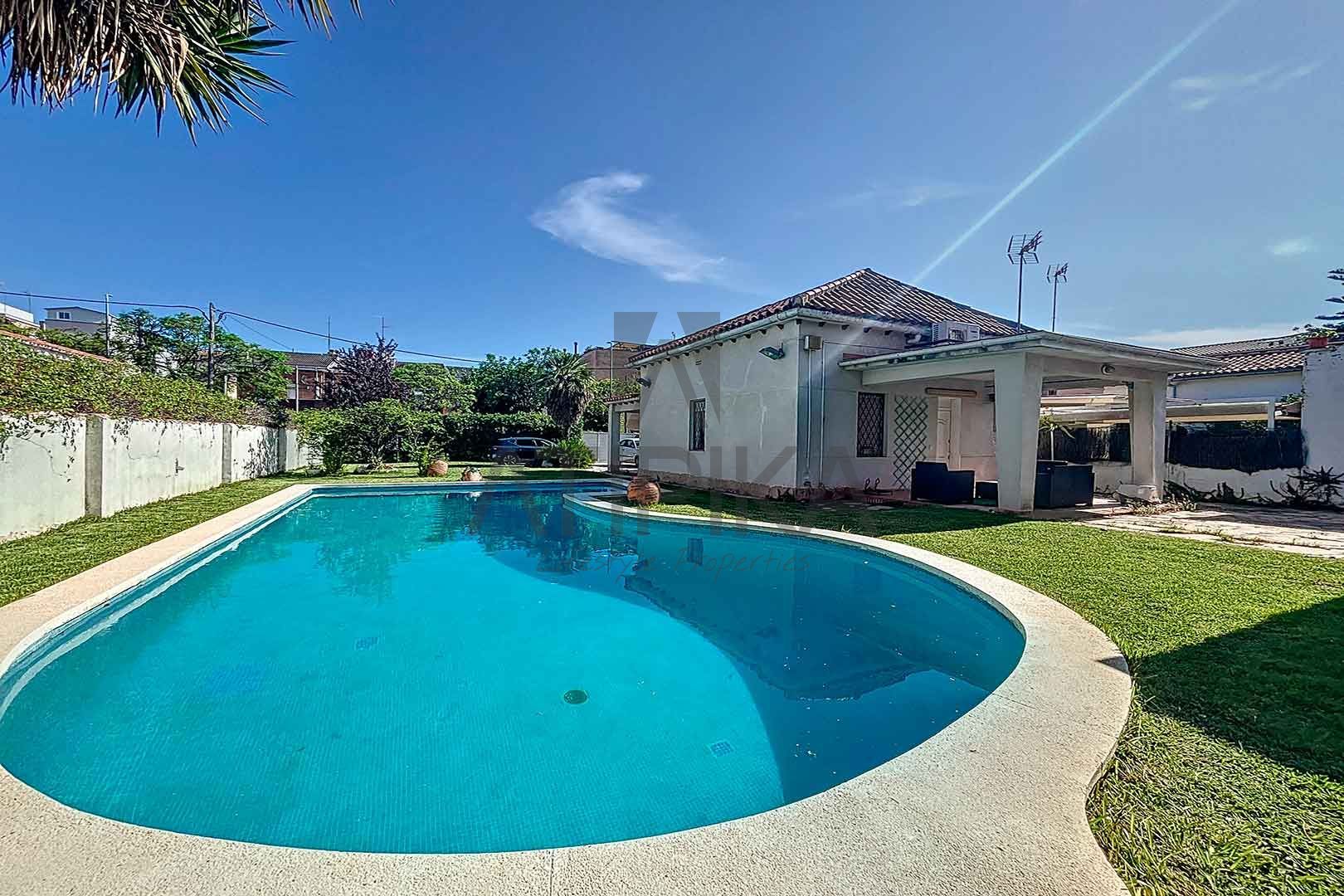 Vista exterior de Casa o chalet en venta en Castelldefels con Aire acondicionado, Parquet y Trastero