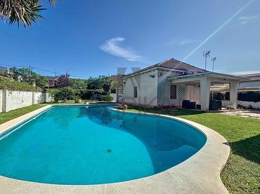 Casa con piscina in vendita a Lluminetes