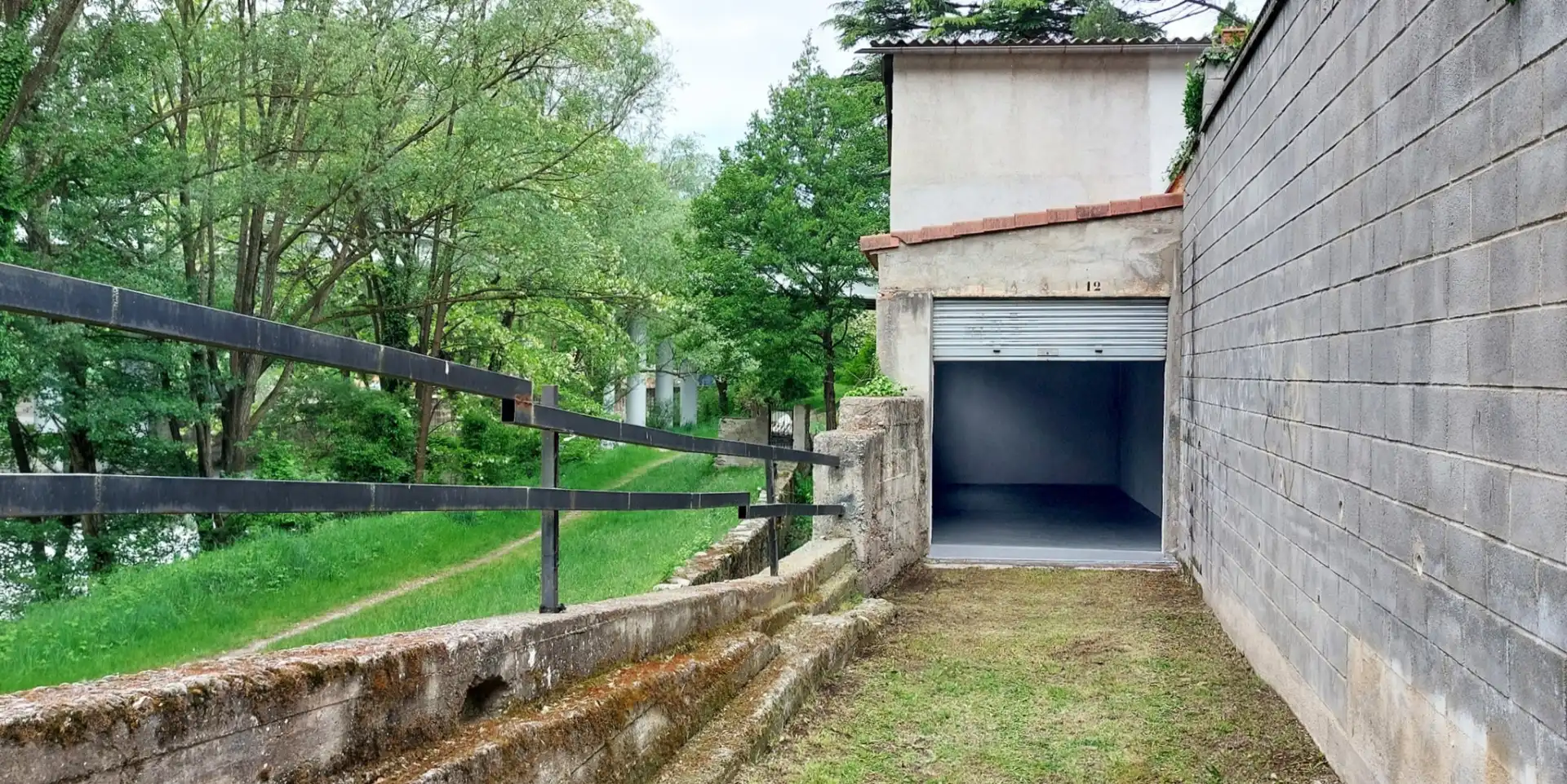 Vista exterior de Garatge en venda en Ripoll