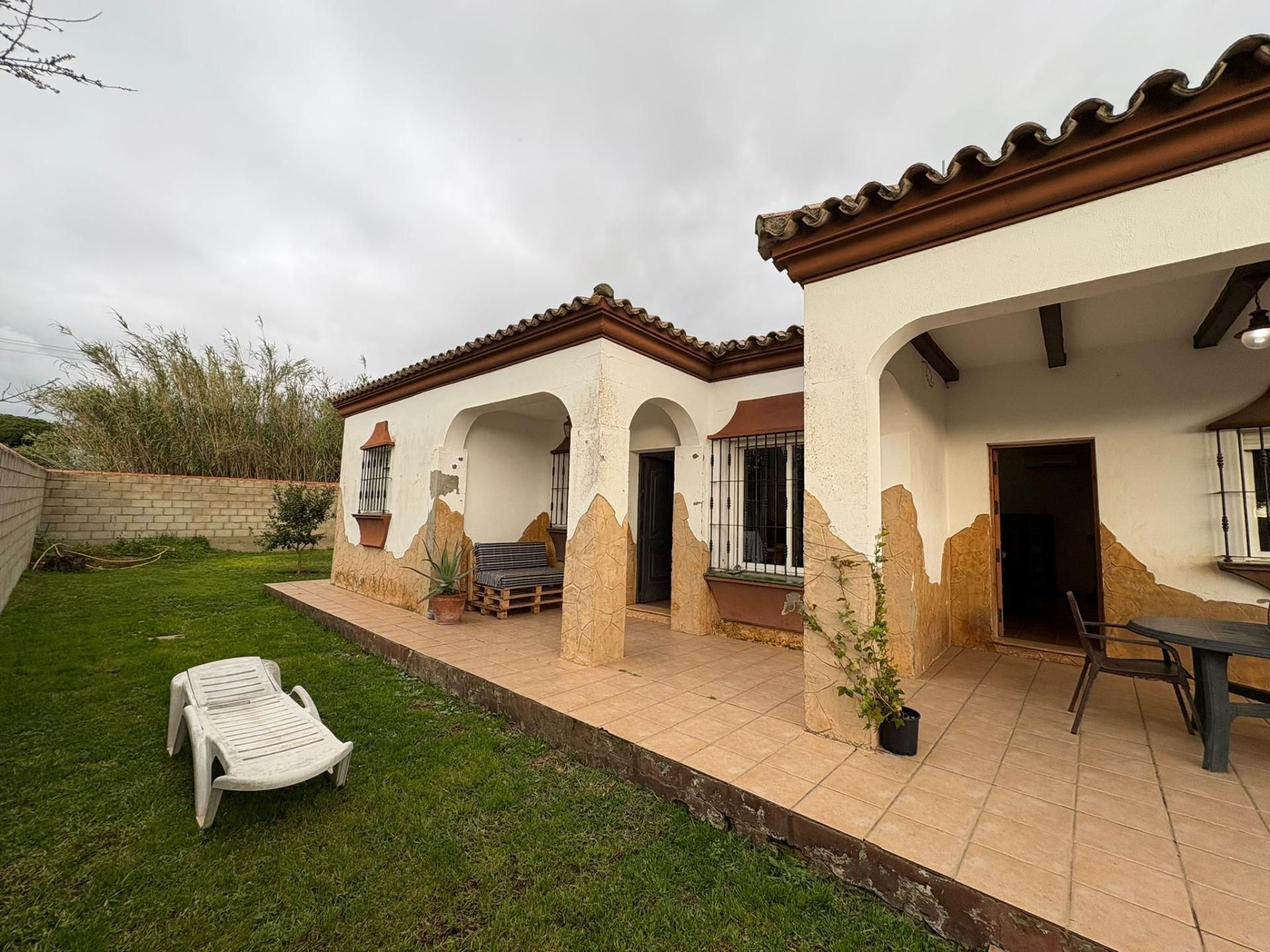 Vista exterior de Casa o chalet en venta en Chiclana de la Frontera con Aire acondicionado, Jardín privado y Piscina