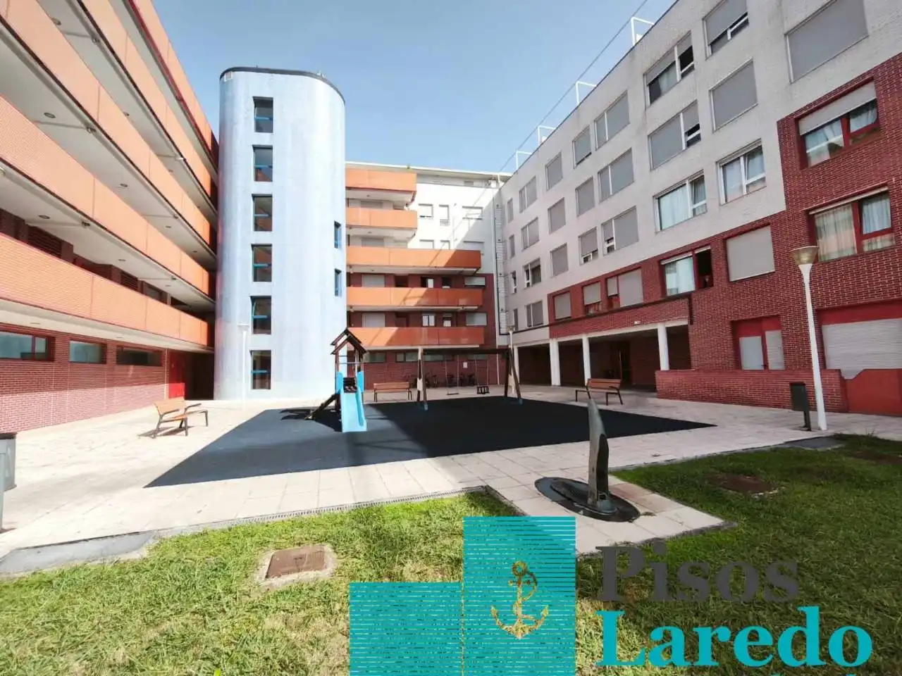 Vista exterior de Piso en venta en Laredo con Calefacción, Parquet y Amueblado