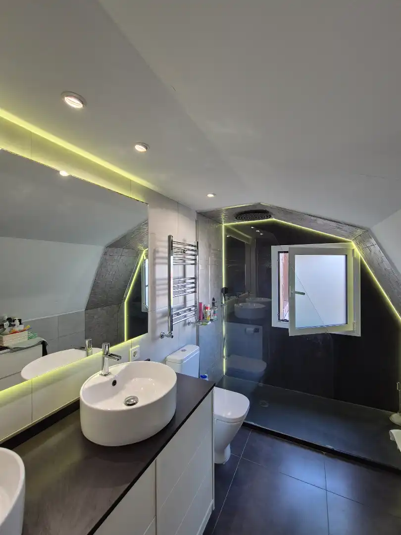 Baño de Dúplex de alquiler en Madrid con Aire acondicionado, Calefacción y Piscina