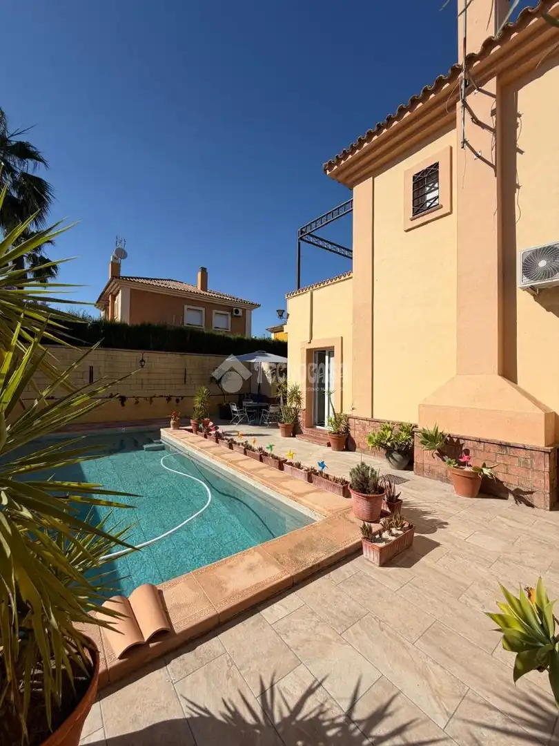Vista exterior de Casa o chalet en venta en Montequinto con Aire acondicionado, Jardín privado y Terraza