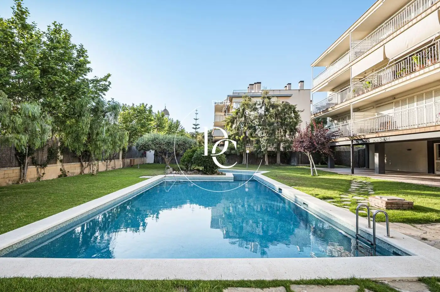 Schwimmbecken von Wohnung zum Verkauf in Sitges mit Klimaanlage, Heizung und Privatgarten